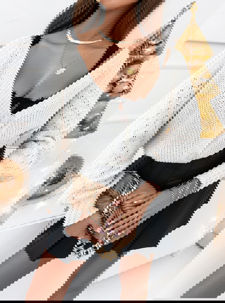 Biały sweter zapinany na guziki z...