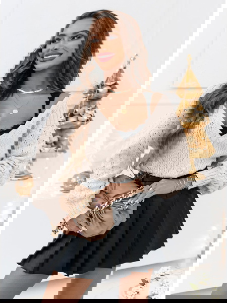 Beżowy sweter zapinany na... 2