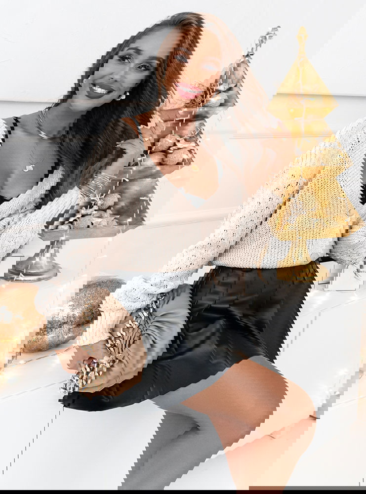 Beżowy sweter zapinany na guziki z...