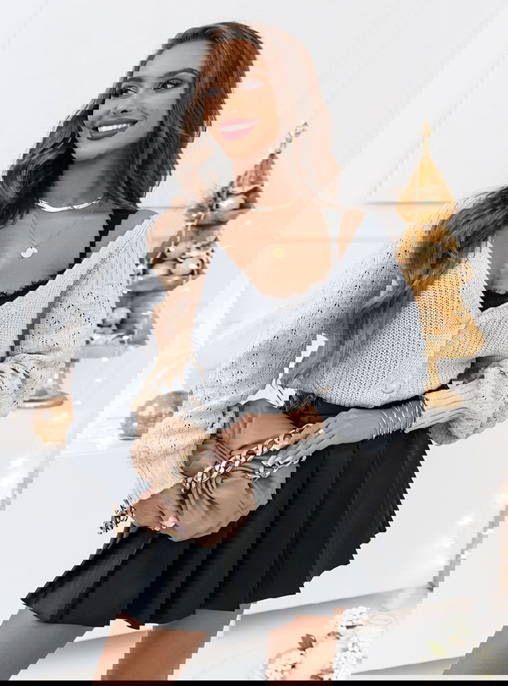 Szary sweter zapinany na guziki z...