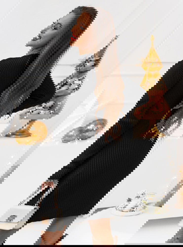 Czarna prążkowana sukienka z...