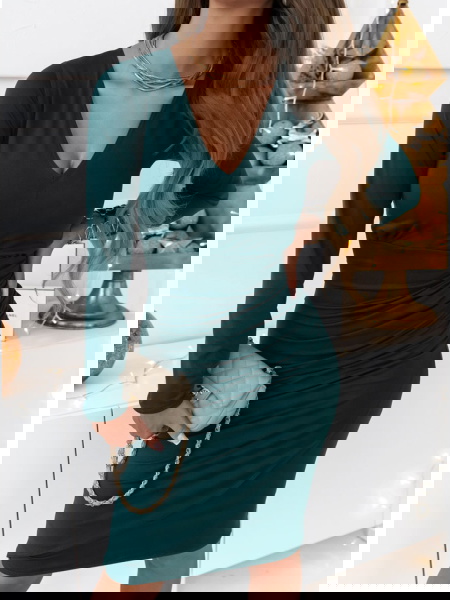 Sukienka mini z dekoltem... 2