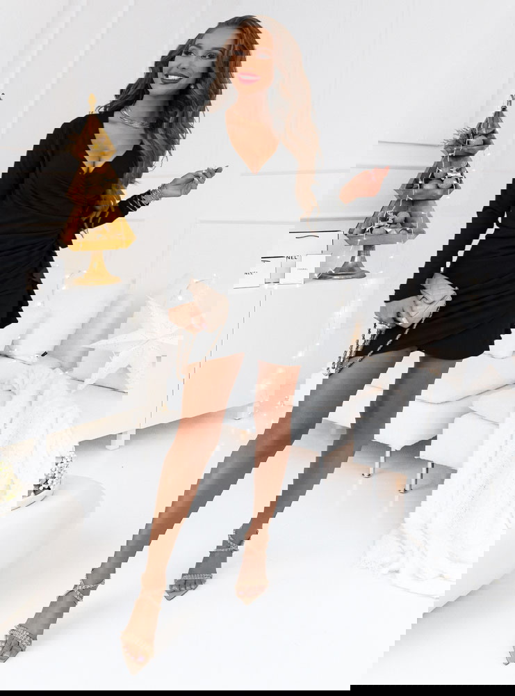 Czarna sukienka mini z marszczeniem...