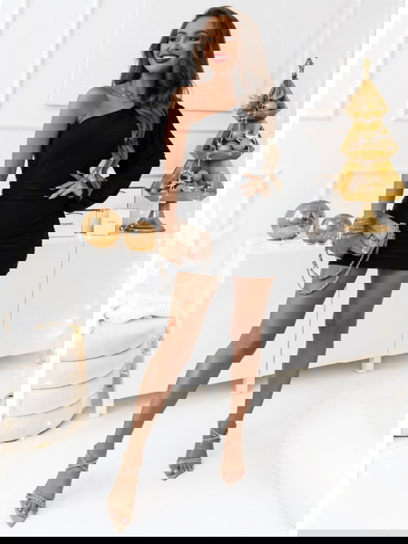 Czarna sukienka na jedno... 2