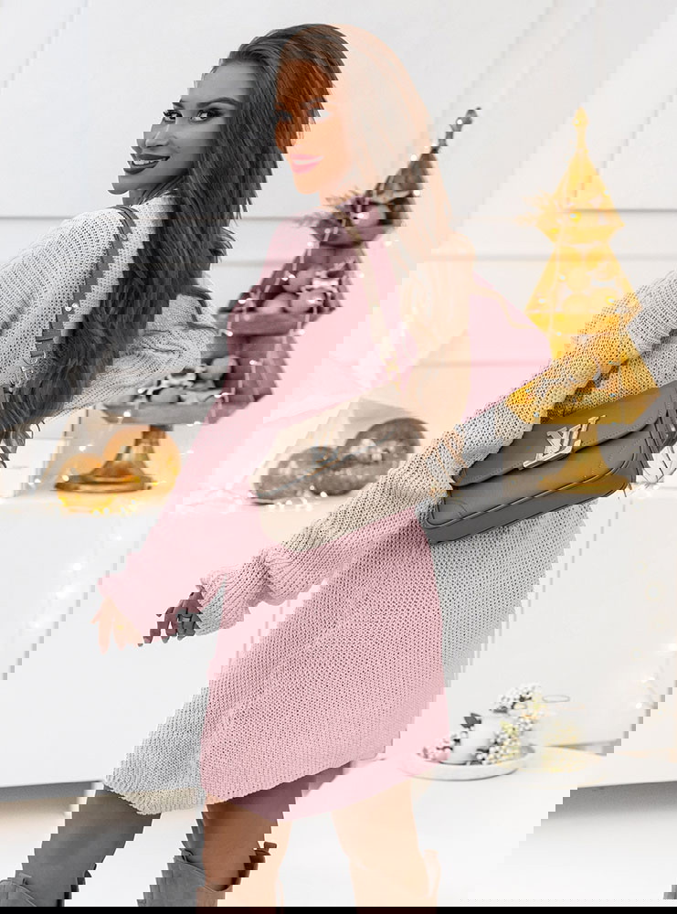 Pudrowa sukienka z czarnym paskiem w...