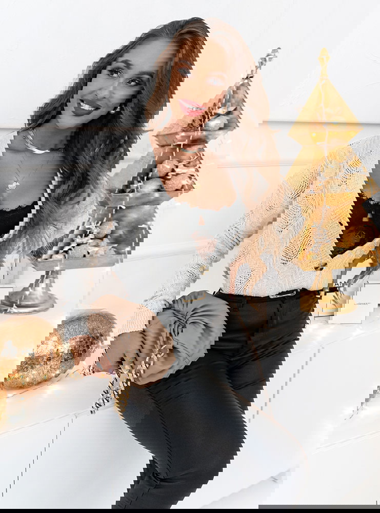 Beżowy rozpinany sweterek o ażurowym...