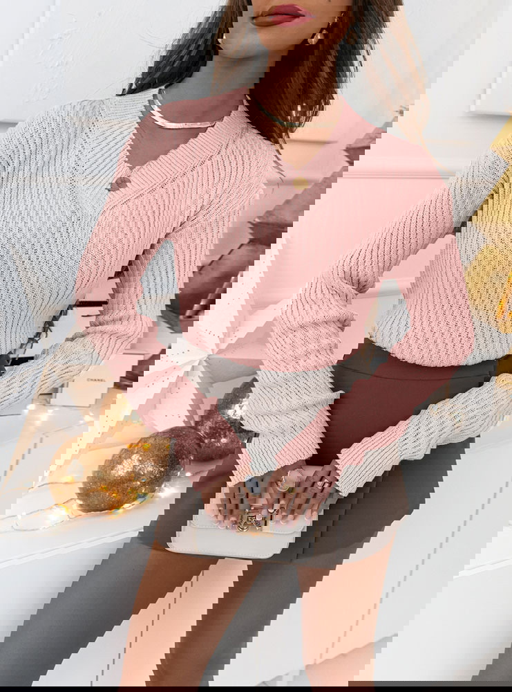 Pudrowy prążkowany sweter z dekoltem...