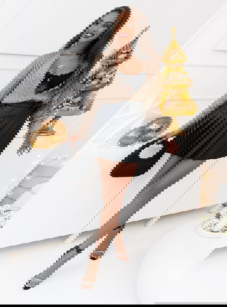 Ażurowy sweter zapinany na guziki...