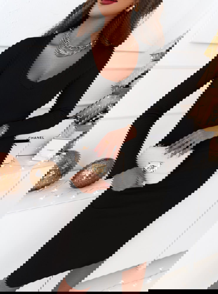 Czarna prążkowana sukienka z długimi...