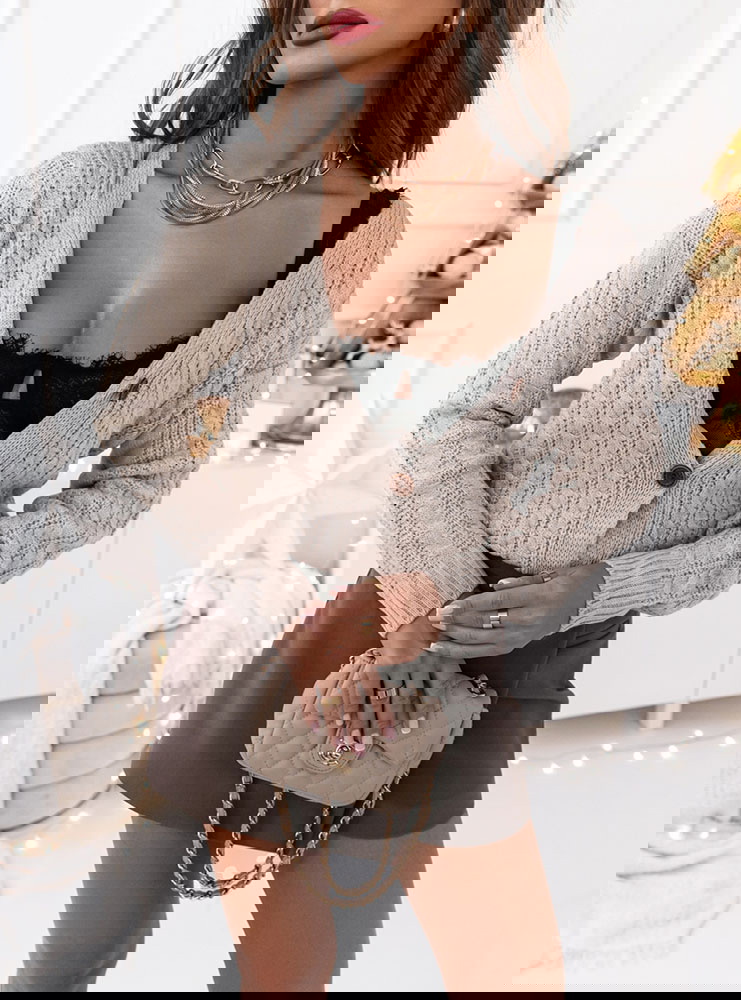 Beżowy rozpinany sweter z ozdobnymi...