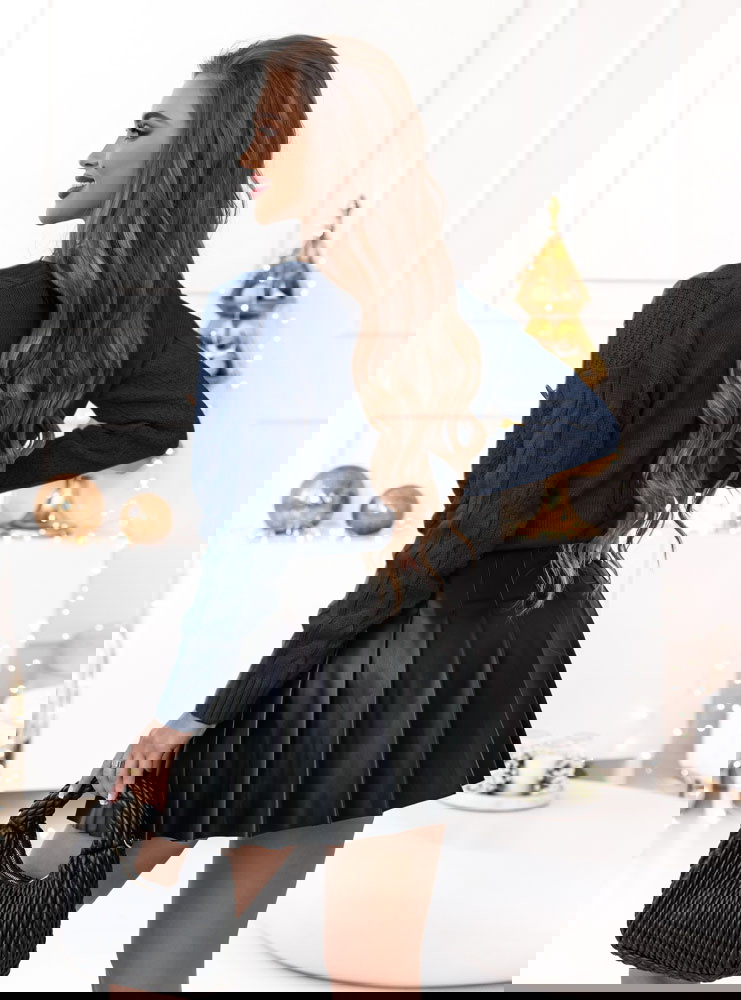 Granatowy sweter zapinany na guziki...