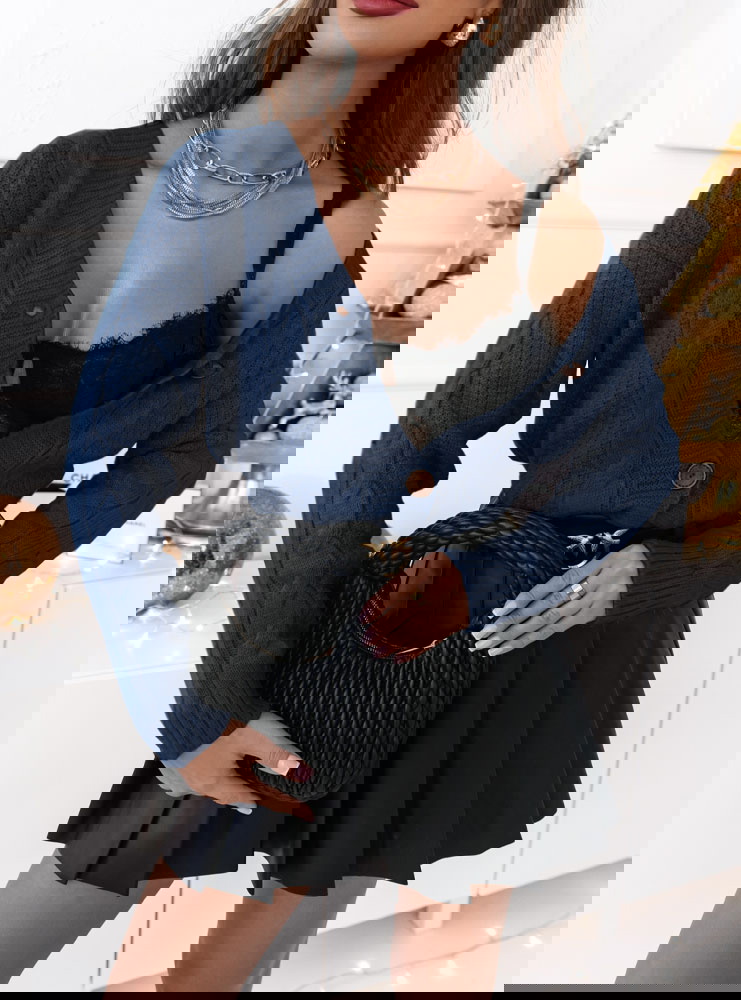 Granatowy sweter zapinany na guziki...