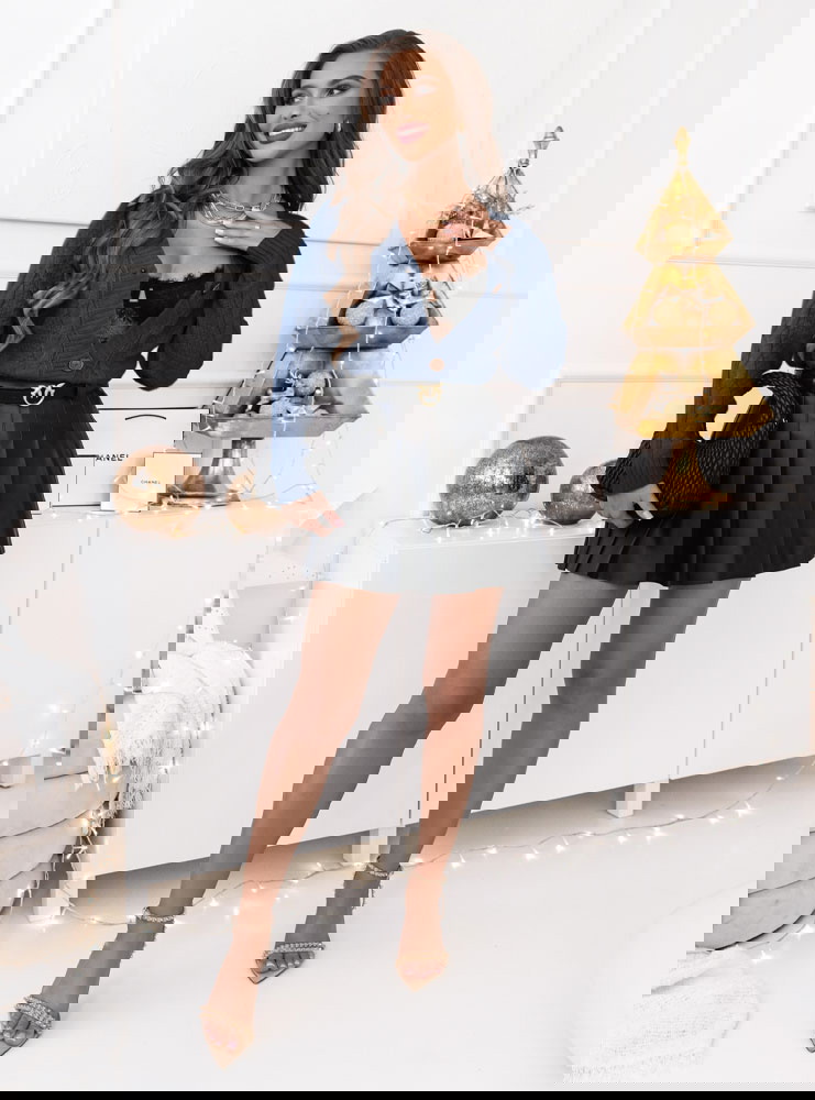 Granatowy sweter zapinany na guziki...