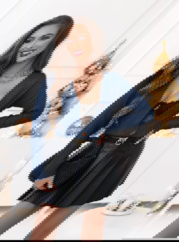 Granatowy sweter zapinany na guziki...