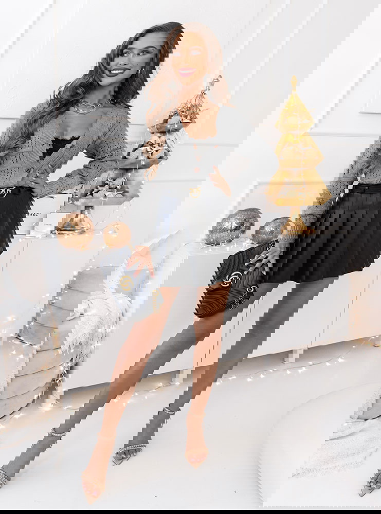 Szary ażurkowy sweter zapinany na...