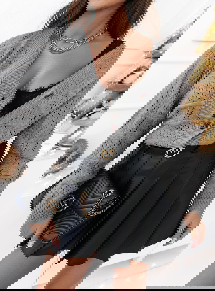 Szary ażurkowy sweter zapinany na...