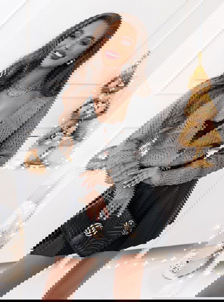 Szary ażurkowy sweter zapinany na...