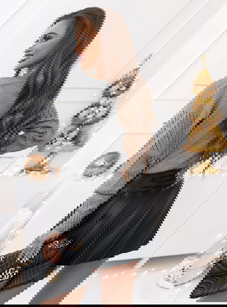 Szary ażurkowy sweter zapinany na...