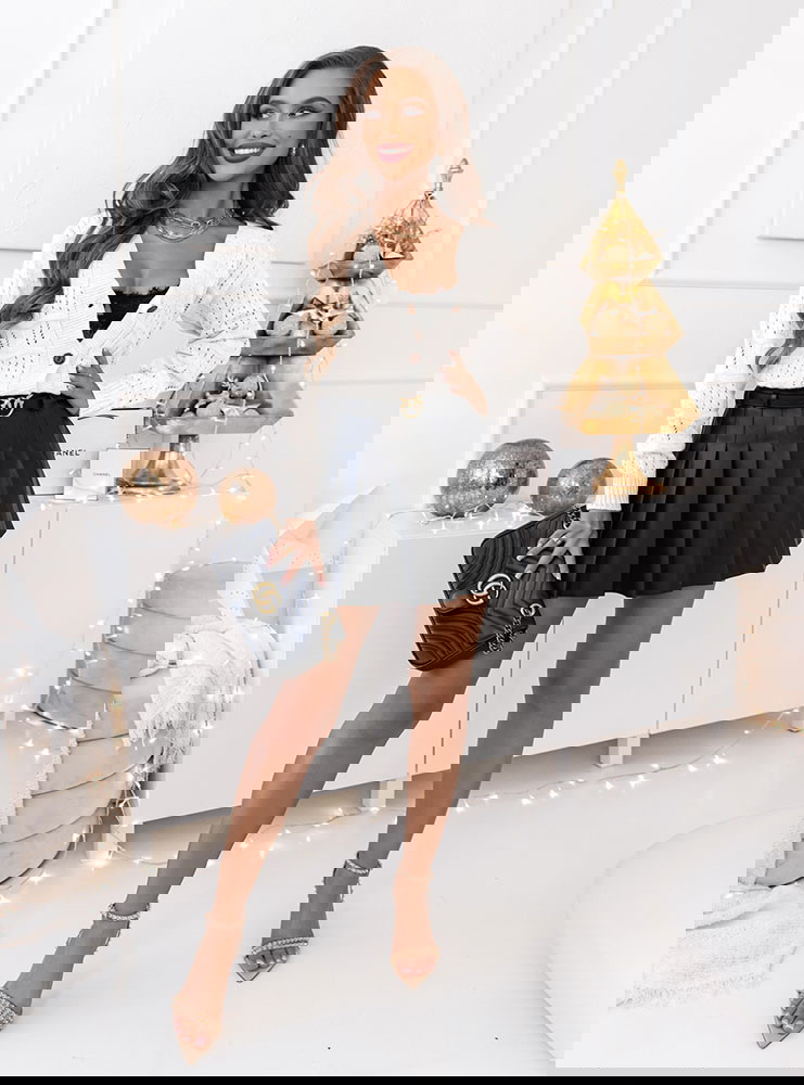 Ażurkowy sweter zapinany na guziki...