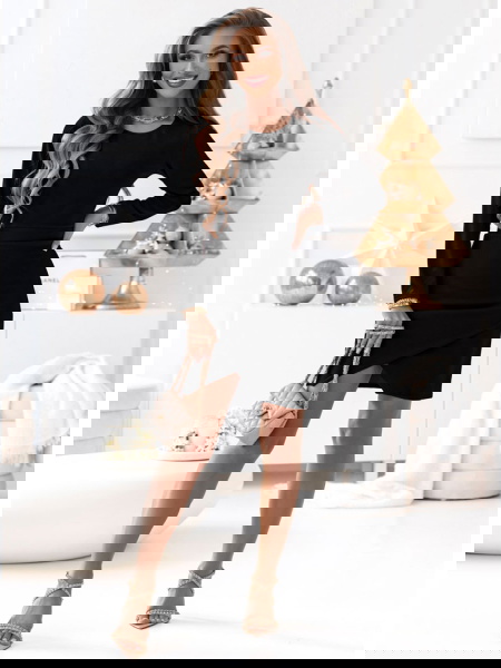 Czarna dopasowana sukienka... 2