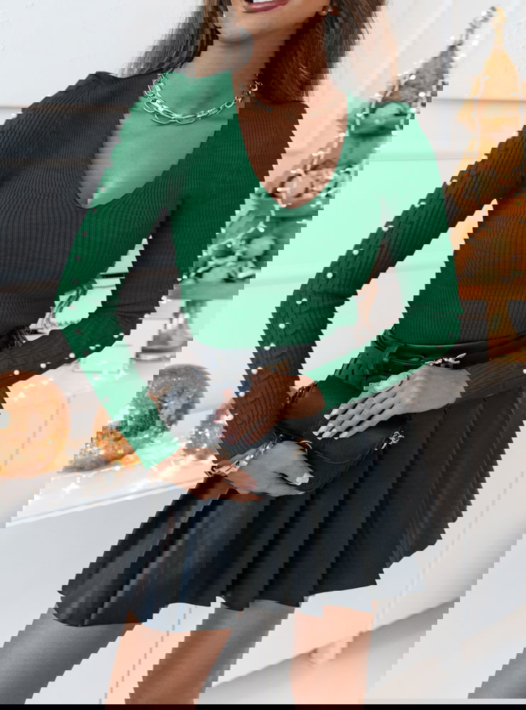 Szmaragdowy sweter z perełkami na...