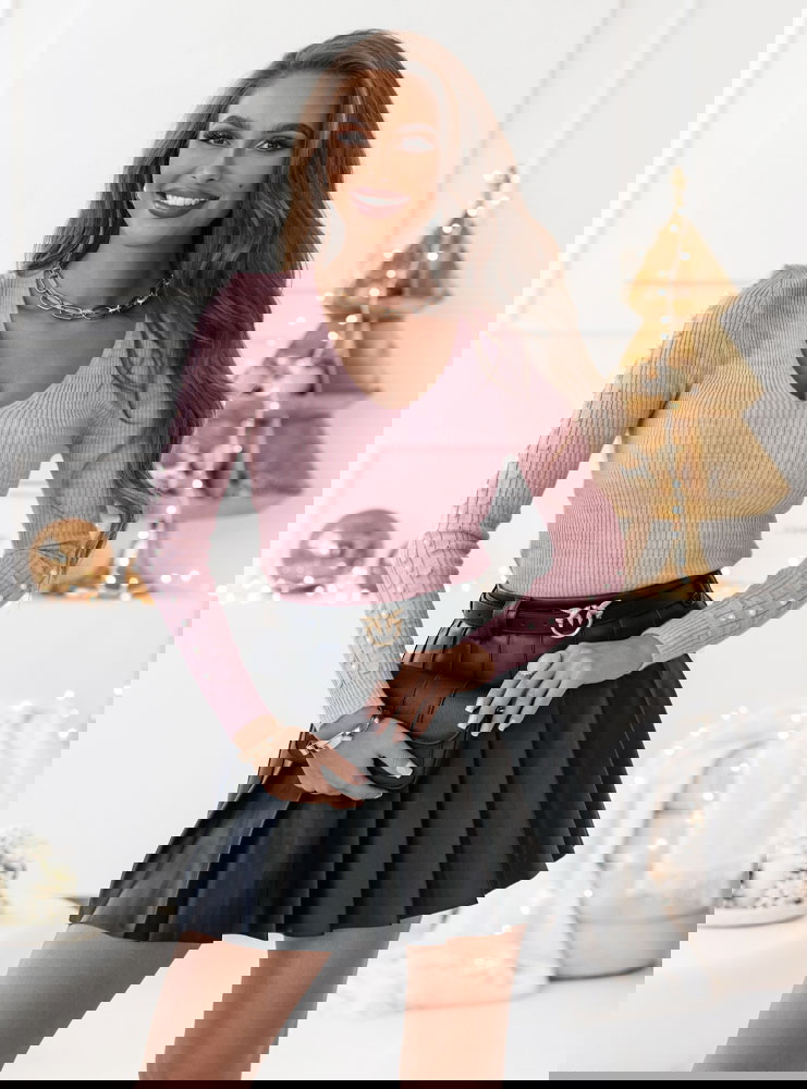 Pudrowy sweter z perełkami na...