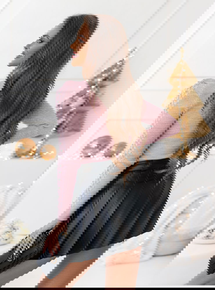 Pudrowy sweter z perełkami na...