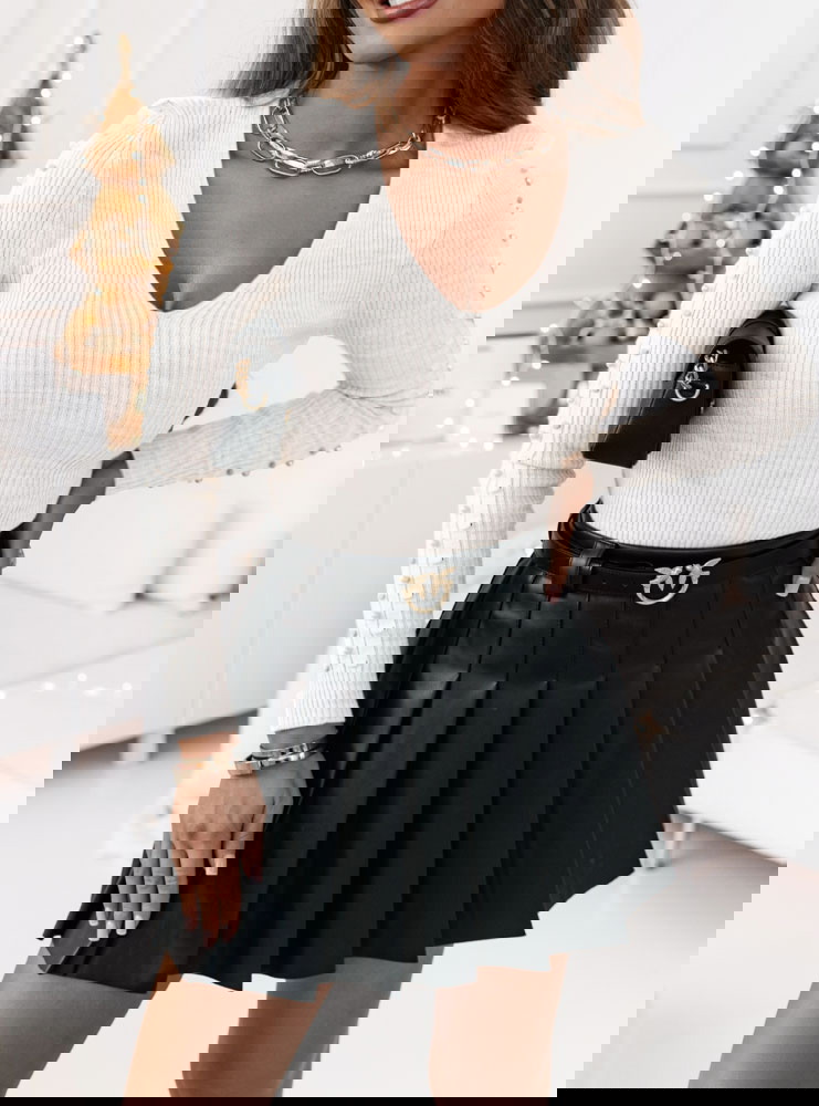 Sweter z perełkami na rękawach Audde...