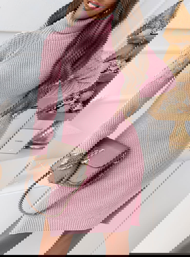 Pudrowa swetrowa sukienka z ozdobnymi...