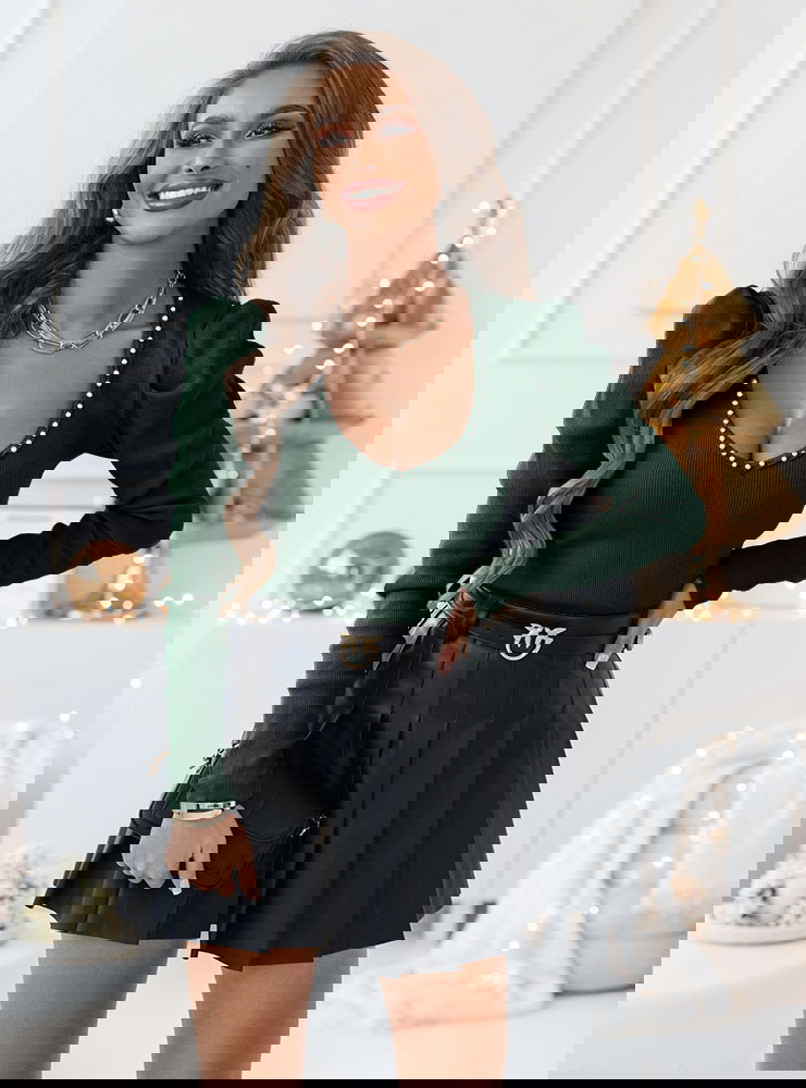 Prążkowana bluzka z dekoltem w serek...