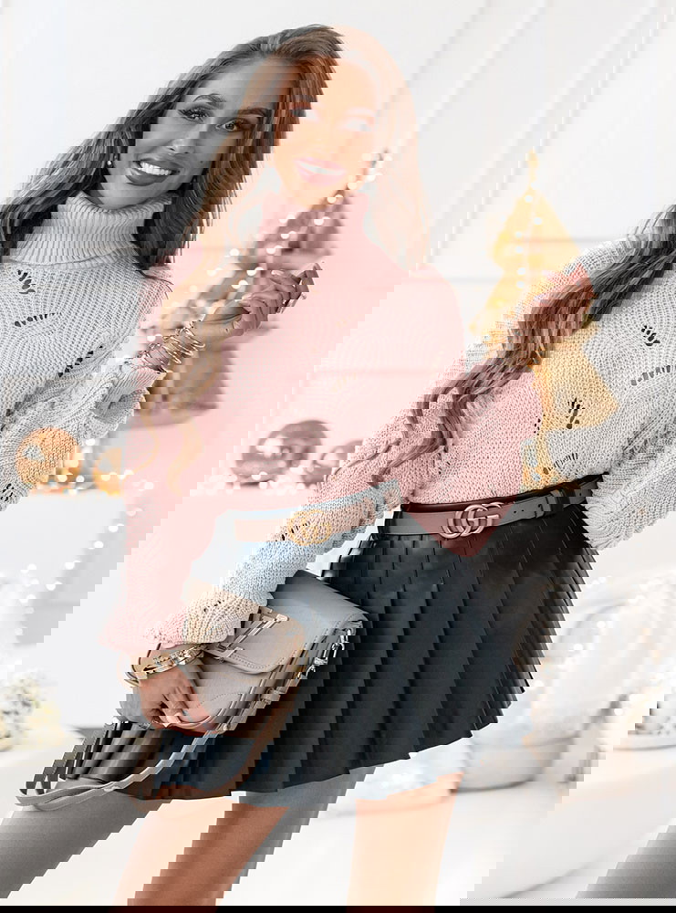 Pudrowy sweter oversize z golfem Monekka