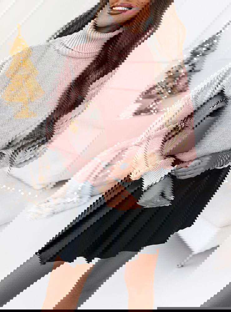 Pudrowy sweter oversize z golfem Addyson