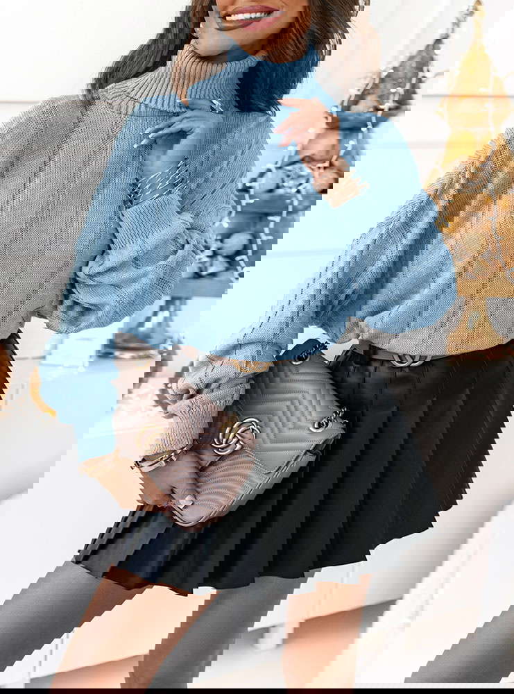 Błękitny sweter oversize z golfem...