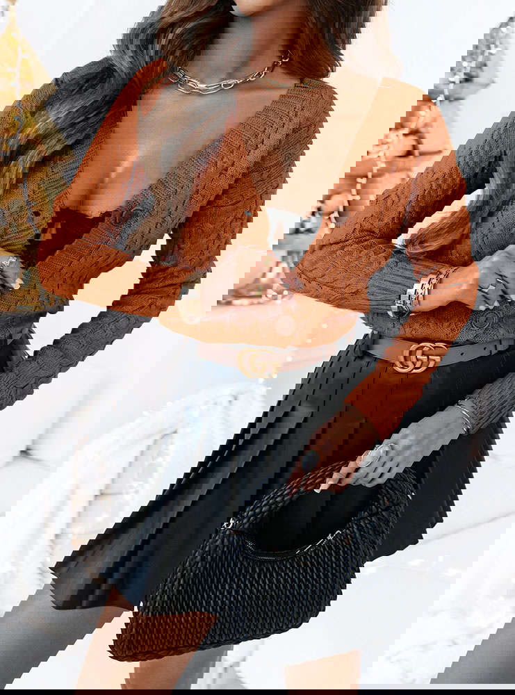 Ceglasty sweter z ozdobnymi...