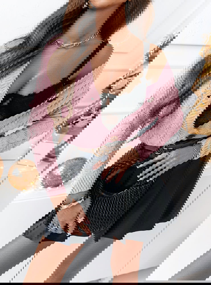 Pudrowy sweter z ozdobnymi warkoczami...