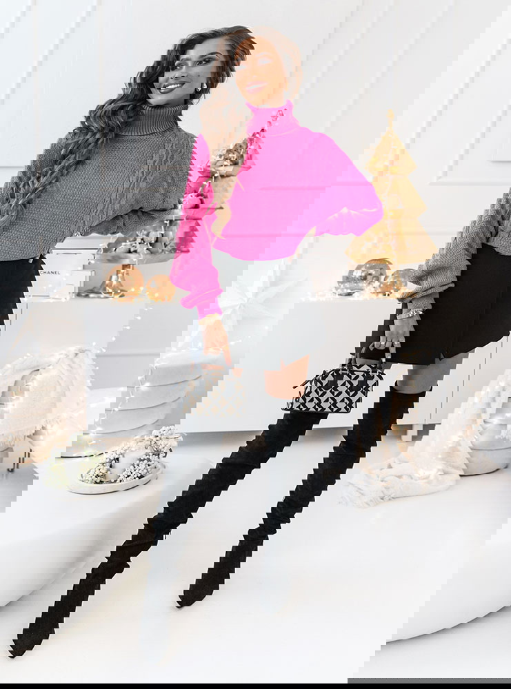 Sweter z golfem i ozdobnymi splotami...