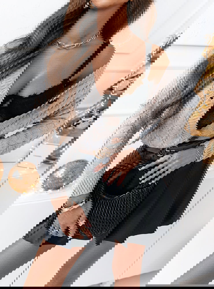 Beżowy sweter z ozdobnymi warkoczami...