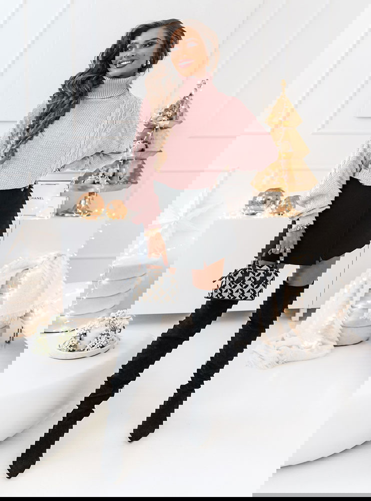 Pudrowy sweter z golfem i ozdobnymi...