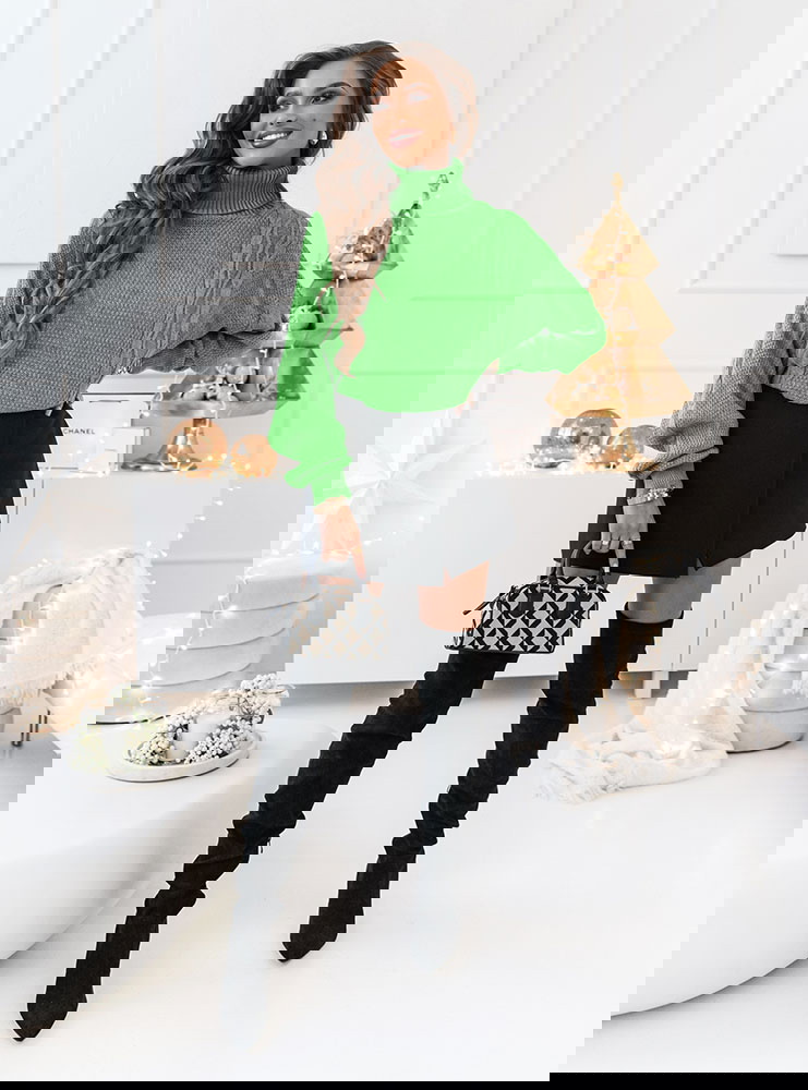 Zielony sweter z golfem i ozdobnymi...