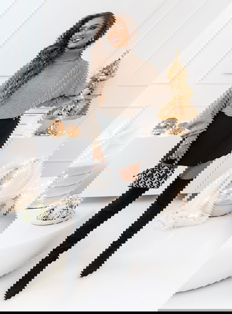 Sweter z golfem i ozdobnymi splotami...