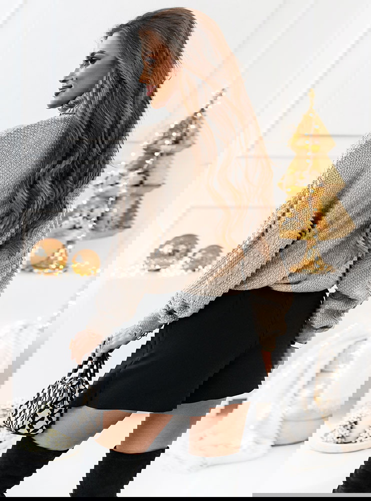 Sweter z golfem i ozdobnymi splotami...