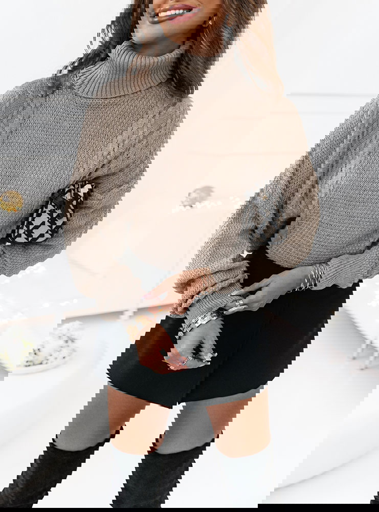 Sweter z golfem i ozdobnymi splotami...