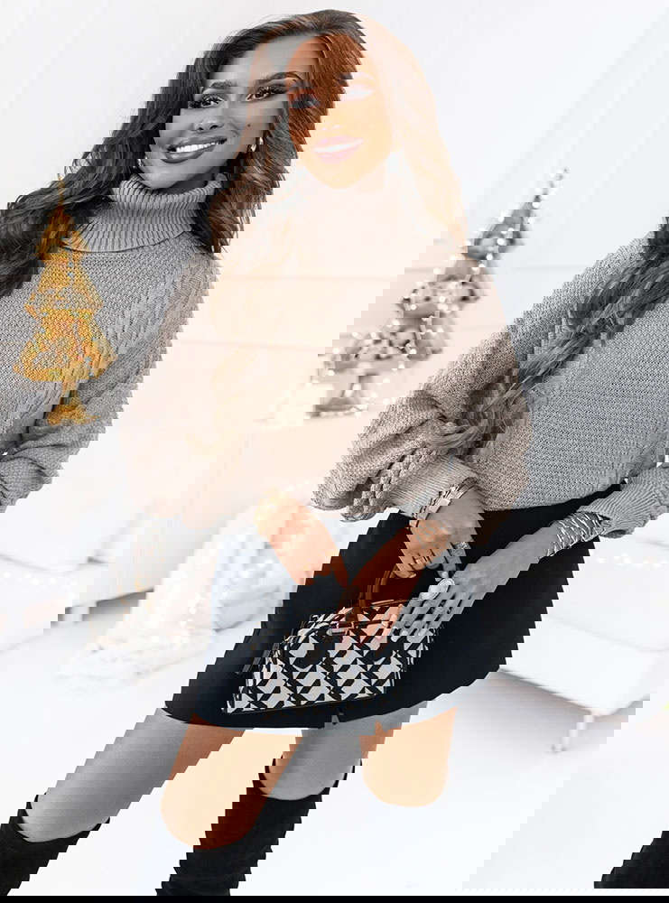 Sweter z golfem i ozdobnymi splotami...