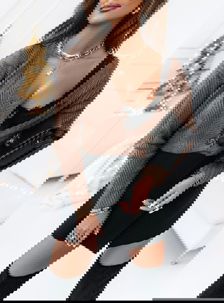 Rozpinany sweter z ozdobnym splotem...