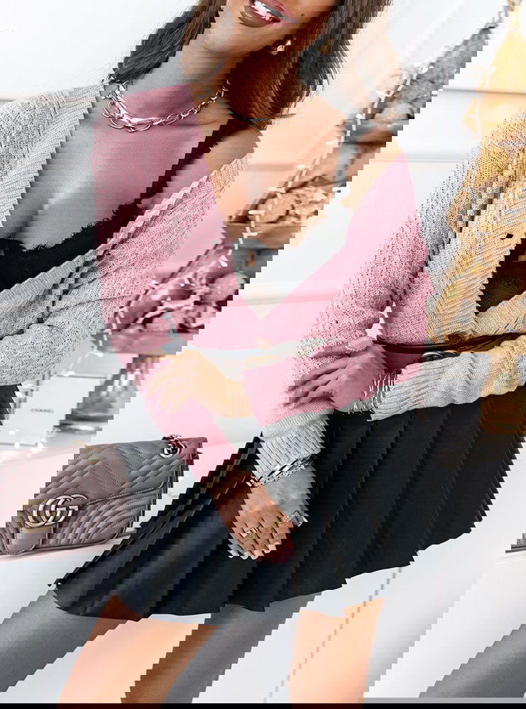 Pudrowy rozpinany sweter z ozdobnym...