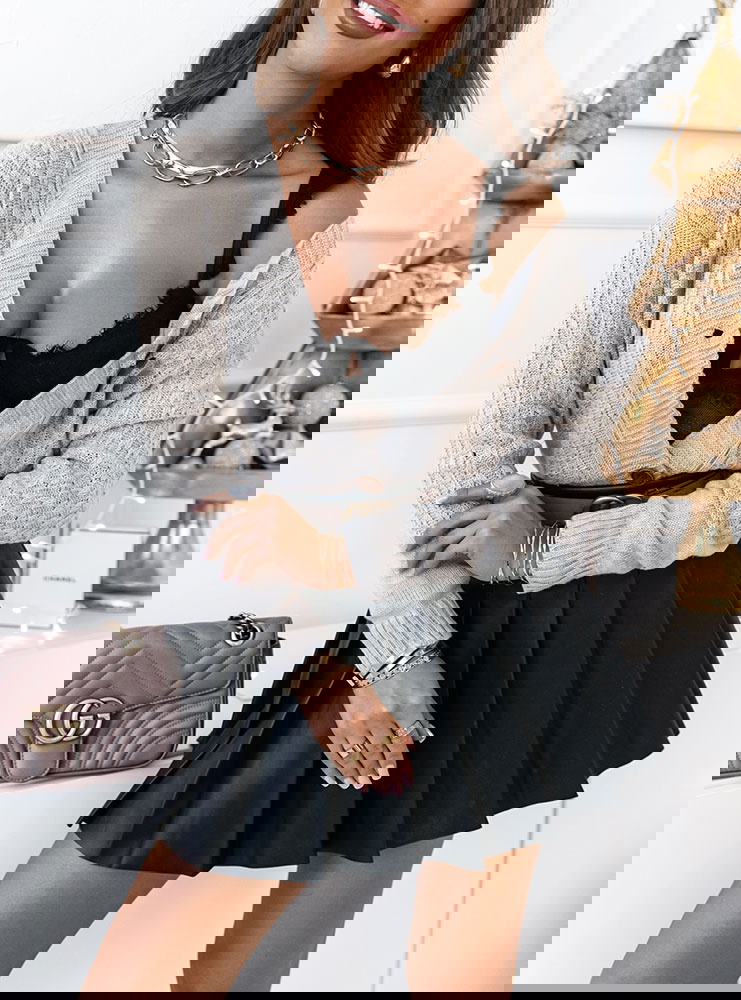 Beżowy rozpinany sweter z ozdobnym...