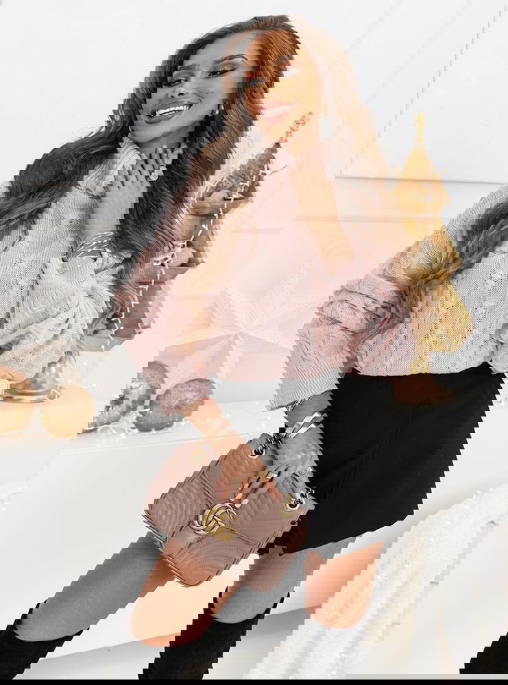 Pudrowy sweter z golfem i ozdobnymi...