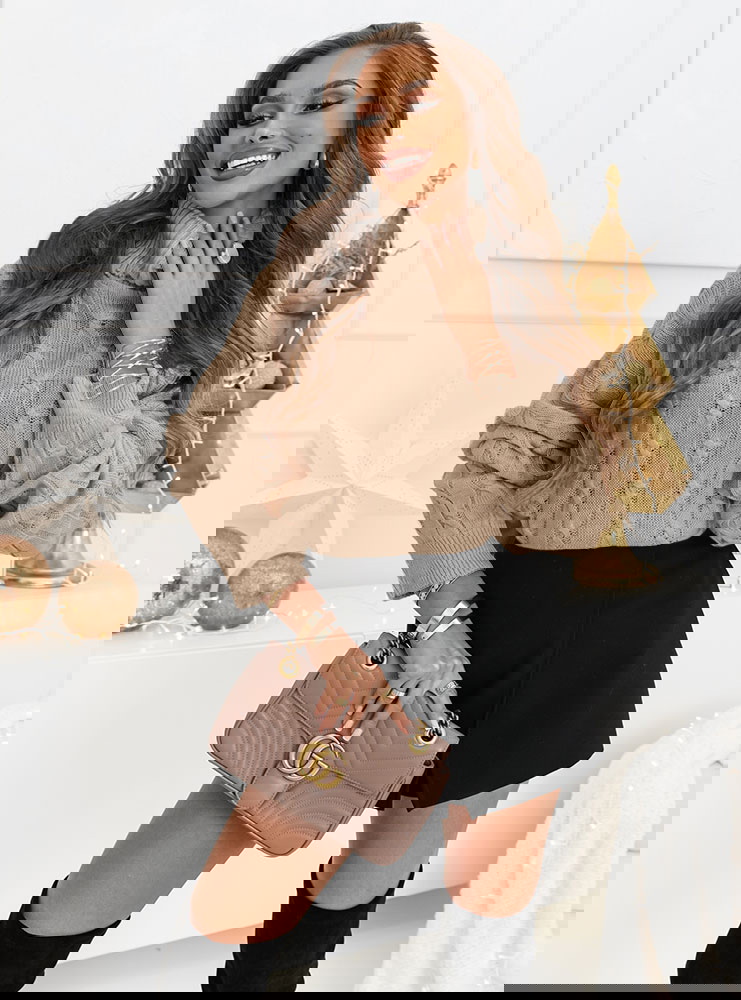 Sweter z golfem i ozdobnymi splotami...