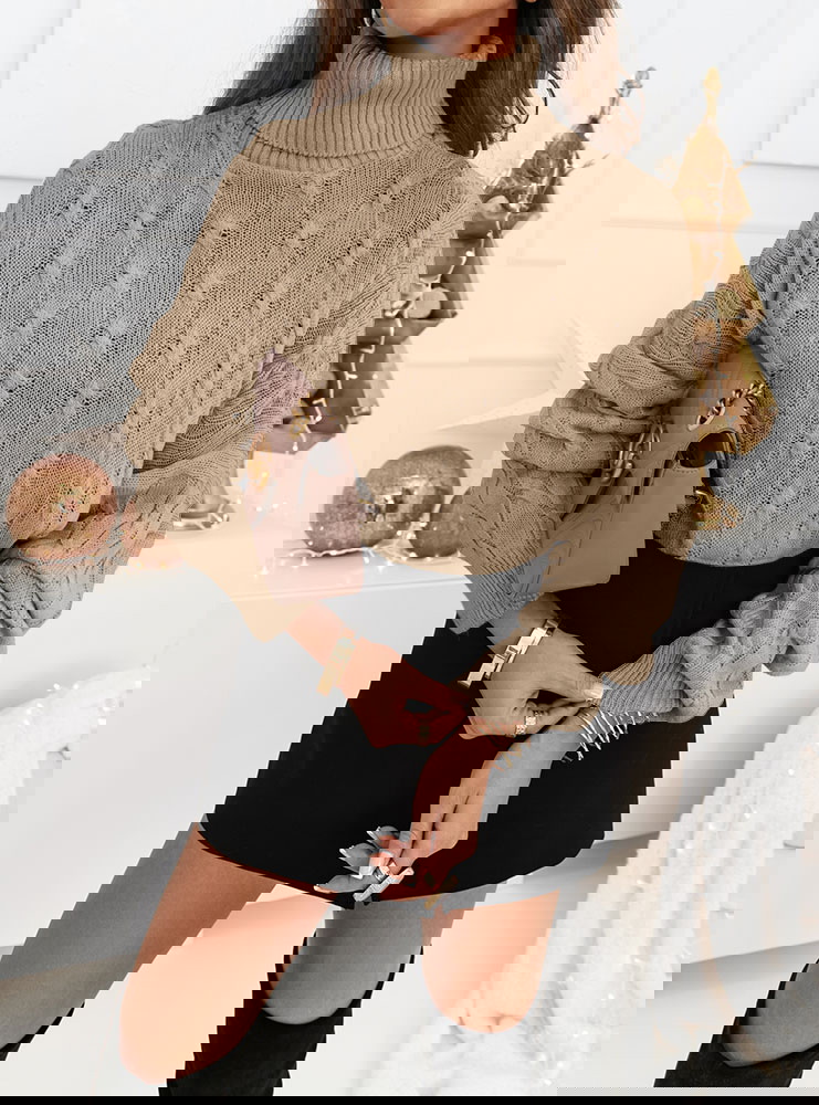 Sweter z golfem i ozdobnymi splotami...