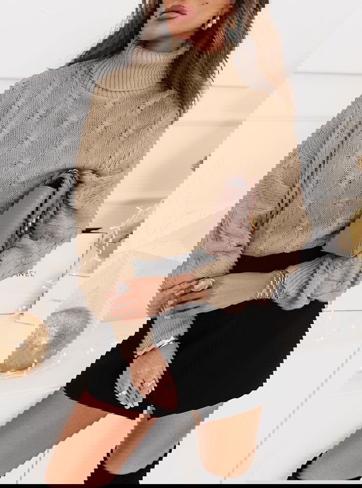 Sweter z golfem i ozdobnymi splotami...